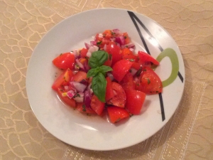 Bazsalikomos paradicsom saláta