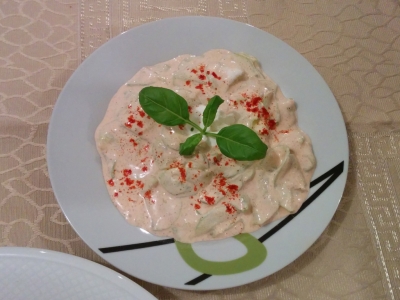 Tejfölös uborkasaláta